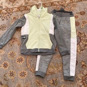 ⭐️ NWOT ⭐️ boys Nike matching set track suit YM